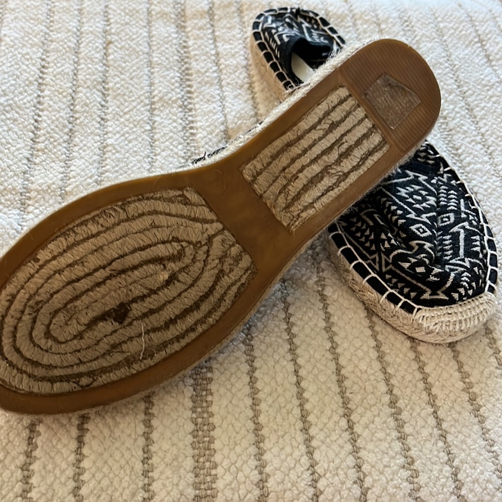 Cute slip ons - Picture 4 of 4